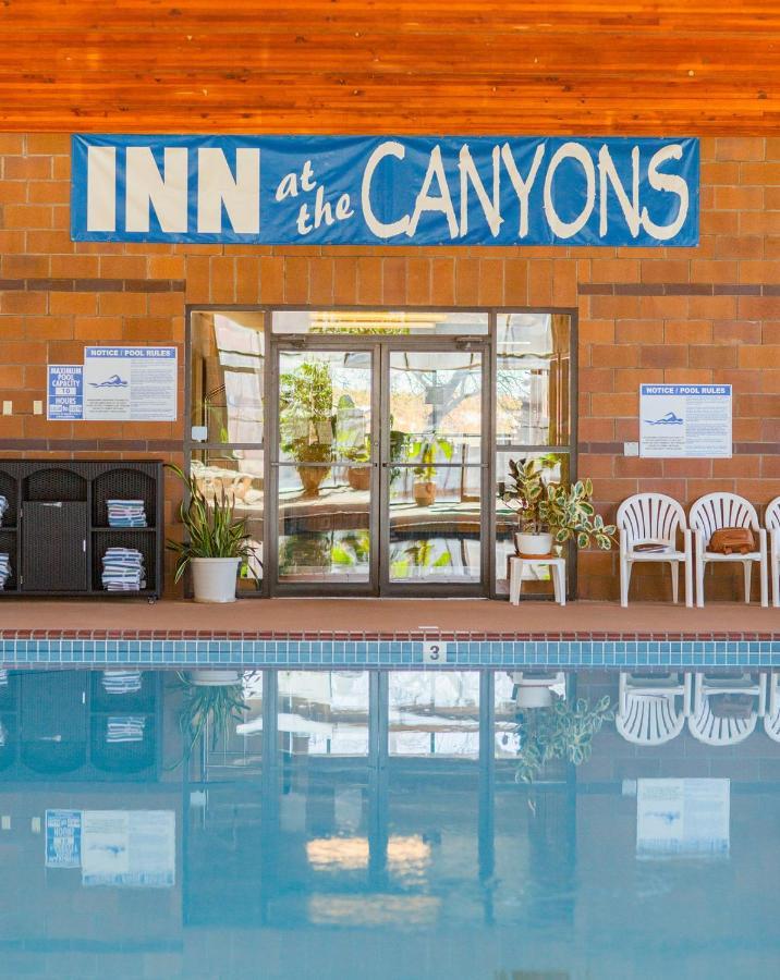 Inn At The Canyons Monticello Exterior photo